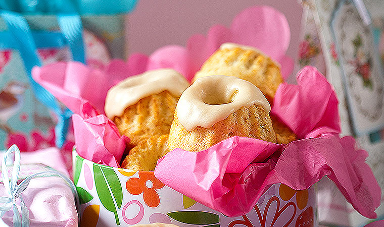 Mini    Apple    Swirl    Cakes    with    Caramel    Frosting