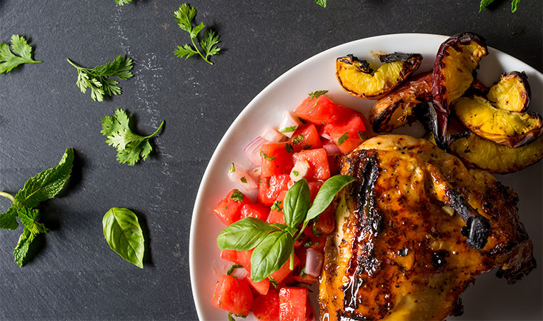 Peach-glazed    grilled    chicken    cutlets    with    watermelon    salad