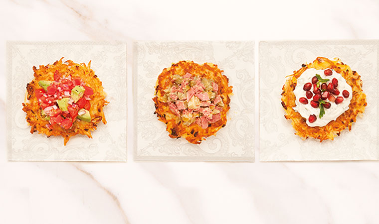 Classic    potato    latkes    with    assorted    toppings