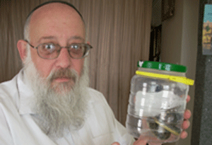 Mishpacha    Junior    Speaks    to    a    Snake    Catcher