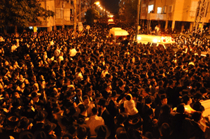 Giving    Her    Hand    and    Her    Heart:    A    tribute    to    Rebbetzin    Batsheva    Esther    Kanievsky