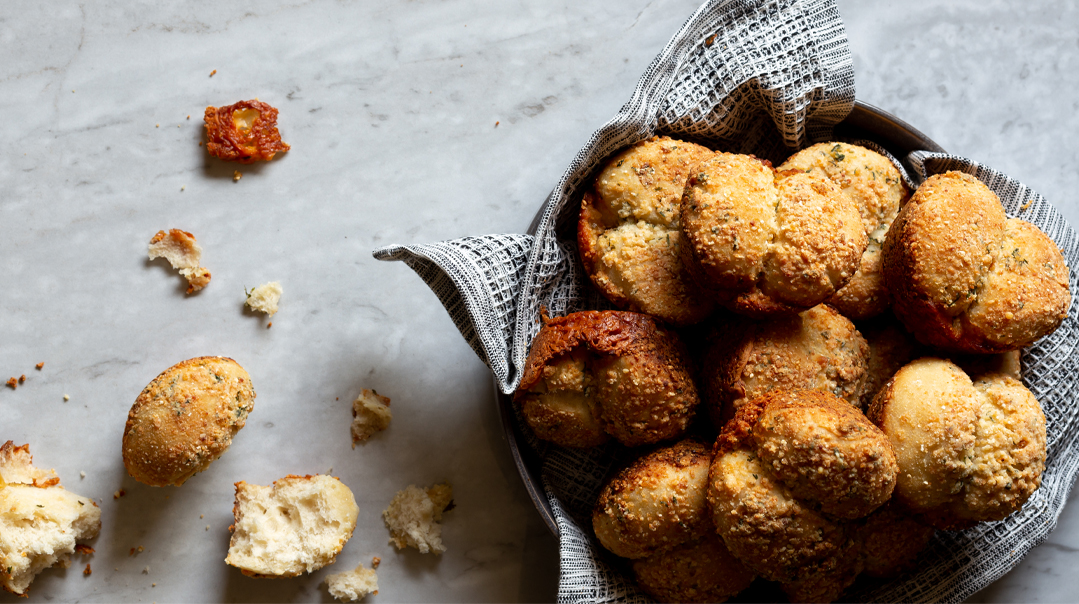 PARMESAN-CRUSTED MOZZARELLA-FILLED GARLIC KNOTS 