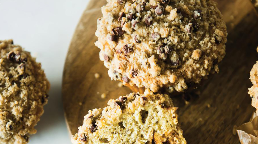 Streusel-Topped Banana Caramel Muffins