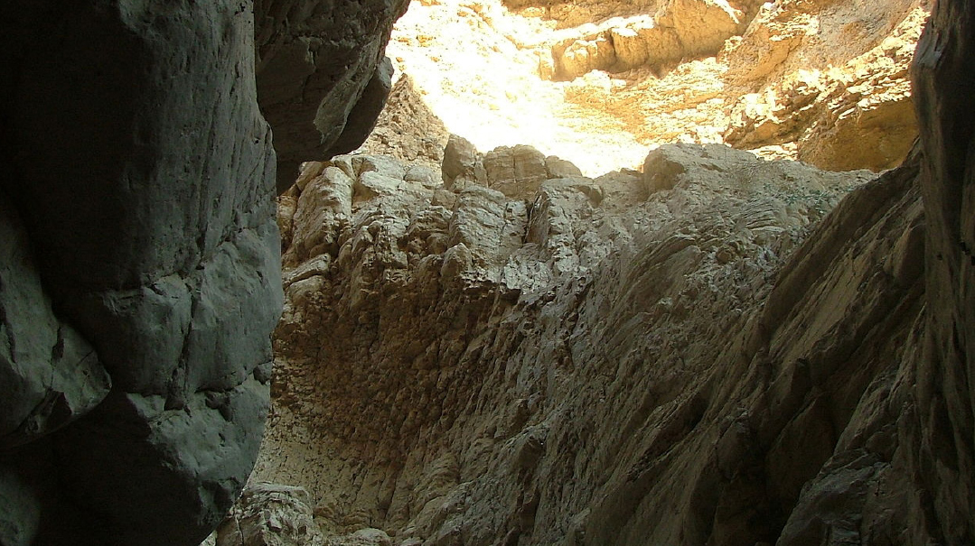 On a Narrow Cliff  