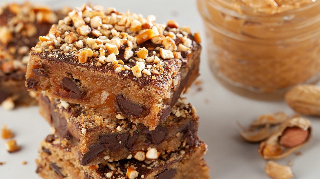 Salty-Sweet Chocolate-Chip Peanut Butter Bars