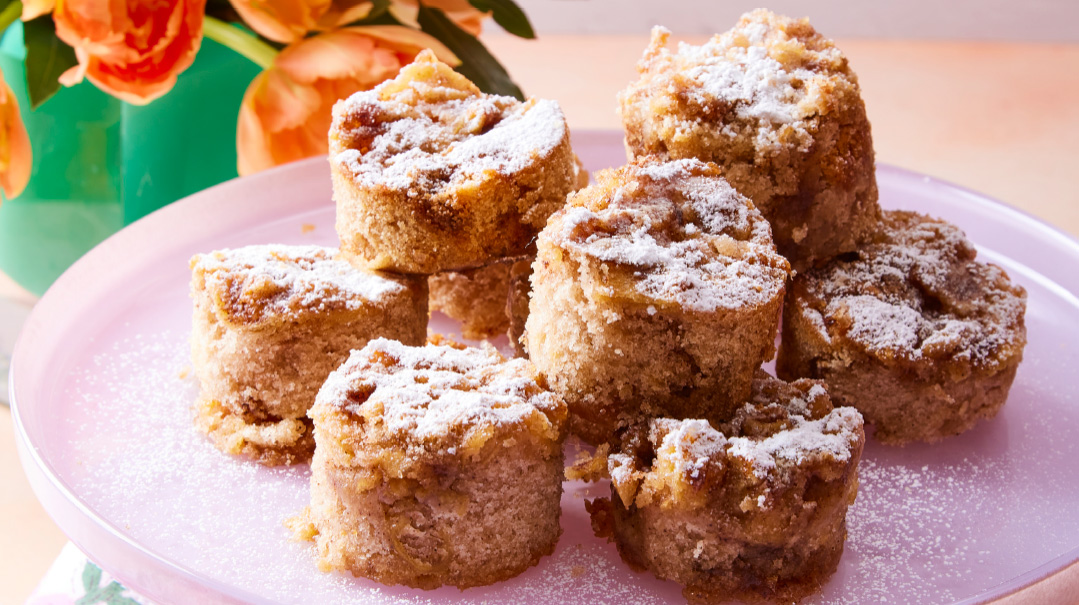 Apple Cake with Cinnamon Topping
